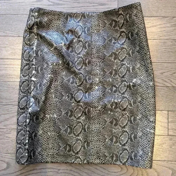Xntrik Sport Vegan Snakeskin Pattern Gray mini Skirt/ side zipper slip-BNWOT - Picture 2 of 5